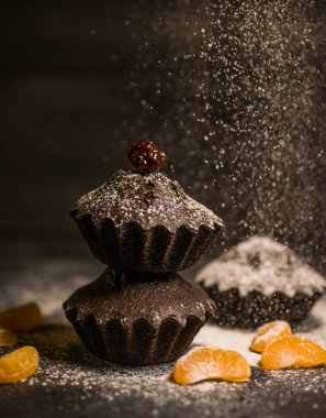 Çikolatalı çörekler üzerine vişne, çikolata ve kakao serpiştirilmiş.