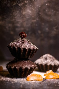 Çikolatalı çörekler üzerine vişne, çikolata ve kakao serpiştirilmiş.