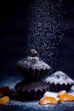 Çikolatalı çörekler üzerine vişne, çikolata ve kakao serpiştirilmiş.