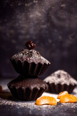 Çikolatalı çörekler üzerine vişne, çikolata ve kakao serpiştirilmiş.