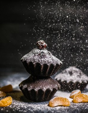 Çikolatalı çörekler üzerine vişne, çikolata ve kakao serpiştirilmiş.