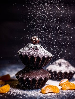 Çikolatalı çörekler üzerine vişne, çikolata ve kakao serpiştirilmiş.