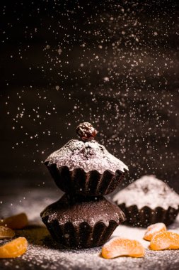 Çikolatalı çörekler üzerine vişne, çikolata ve kakao serpiştirilmiş.