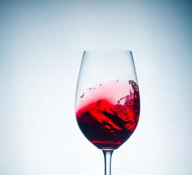 Bardaktaki kırmızı şarap çok güzel, harika bir şaraptır.