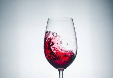 Bardaktaki kırmızı şarap çok güzel, harika bir şaraptır.