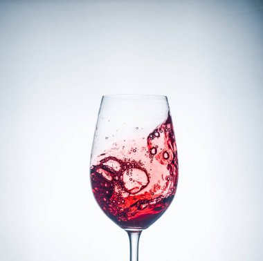 Bardaktaki kırmızı şarap çok güzel, harika bir şaraptır.