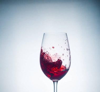 Bardaktaki kırmızı şarap çok güzel, harika bir şaraptır.