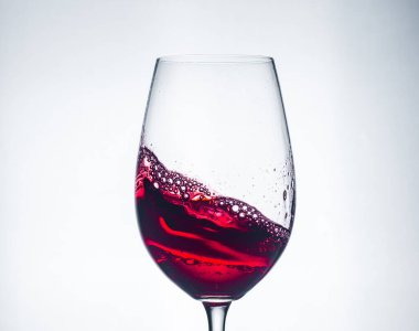 Bardaktaki kırmızı şarap çok güzel, harika bir şaraptır.