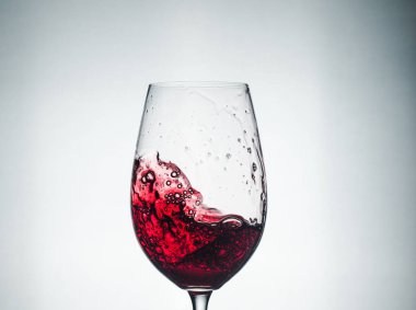 Bardaktaki kırmızı şarap çok güzel, harika bir şaraptır.