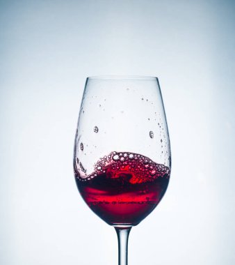 Bardaktaki kırmızı şarap çok güzel, harika bir şaraptır.