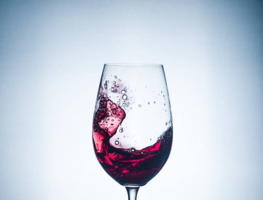 Bardaktaki kırmızı şarap çok güzel, harika bir şaraptır.