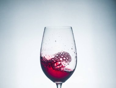 Bardaktaki kırmızı şarap çok güzel, harika bir şaraptır.