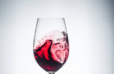 Bardaktaki kırmızı şarap çok güzel, harika bir şaraptır.