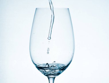 Bir bardaktaki su çok güzel, temiz ve enerjik bir su.