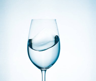 Bir bardaktaki su çok güzel, temiz ve enerjik bir su.