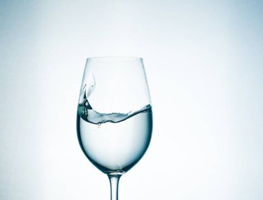 Bir bardaktaki su çok güzel, temiz ve enerjik bir su.