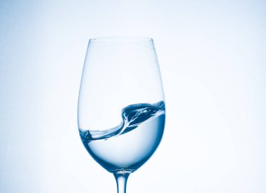 Bir bardaktaki su çok güzel, temiz ve enerjik bir su.