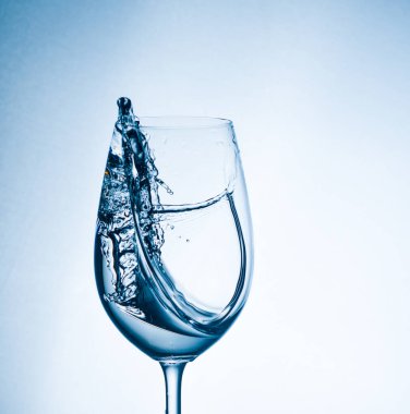 Bir bardaktaki su çok güzel, temiz ve enerjik bir su.