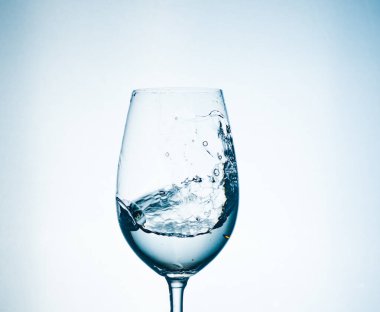 Bir bardaktaki su çok güzel, temiz ve enerjik bir su.