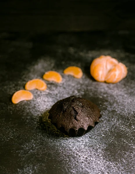 Çikolatalı çörekler üzerine vişne, çikolata ve kakao serpiştirilmiş.