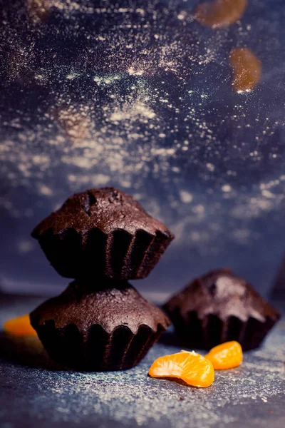 Çikolatalı çörekler üzerine vişne, çikolata ve kakao serpiştirilmiş.