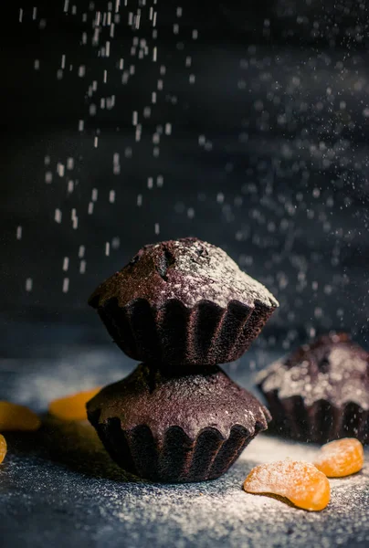 Çikolatalı çörekler üzerine vişne, çikolata ve kakao serpiştirilmiş.