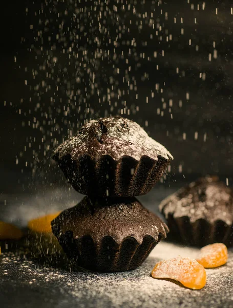Çikolatalı çörekler üzerine vişne, çikolata ve kakao serpiştirilmiş.
