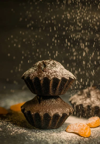 Çikolatalı çörekler üzerine vişne, çikolata ve kakao serpiştirilmiş.