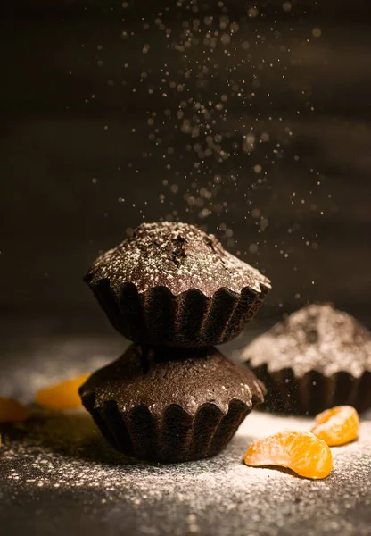 Çikolatalı çörekler üzerine vişne, çikolata ve kakao serpiştirilmiş.