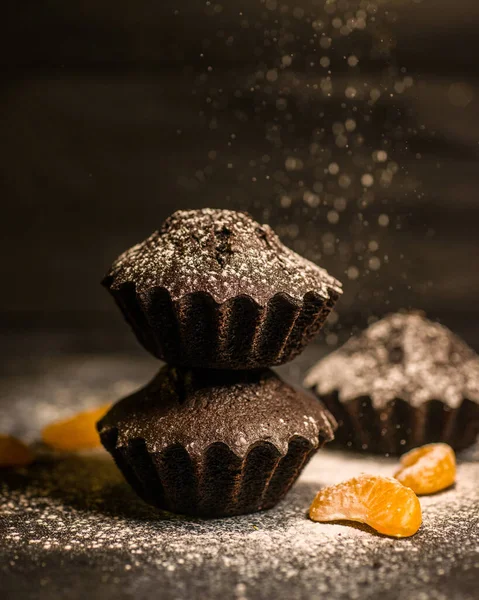 Çikolatalı çörekler üzerine vişne, çikolata ve kakao serpiştirilmiş.