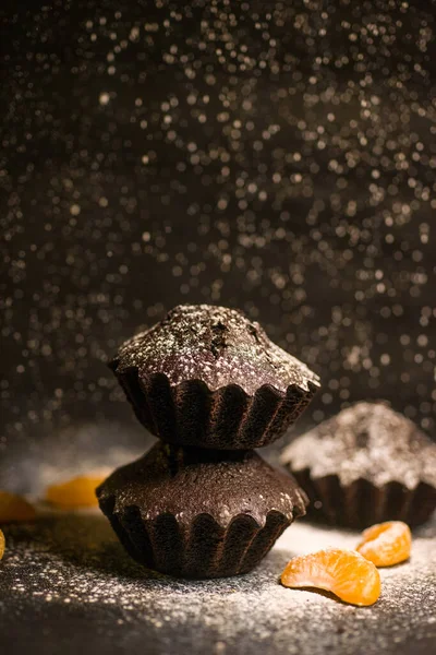 Çikolatalı çörekler üzerine vişne, çikolata ve kakao serpiştirilmiş.