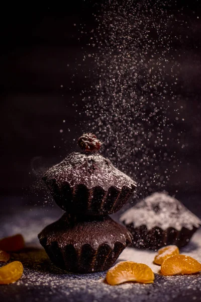 Çikolatalı çörekler üzerine vişne, çikolata ve kakao serpiştirilmiş.