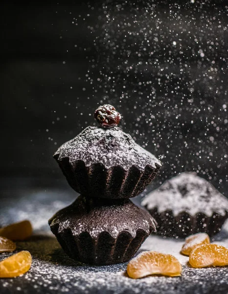 Çikolatalı çörekler üzerine vişne, çikolata ve kakao serpiştirilmiş.