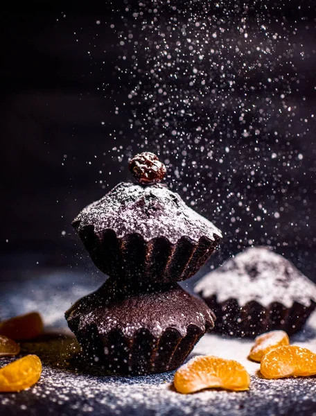 Çikolatalı çörekler üzerine vişne, çikolata ve kakao serpiştirilmiş.