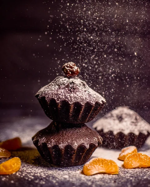 Çikolatalı çörekler üzerine vişne, çikolata ve kakao serpiştirilmiş.