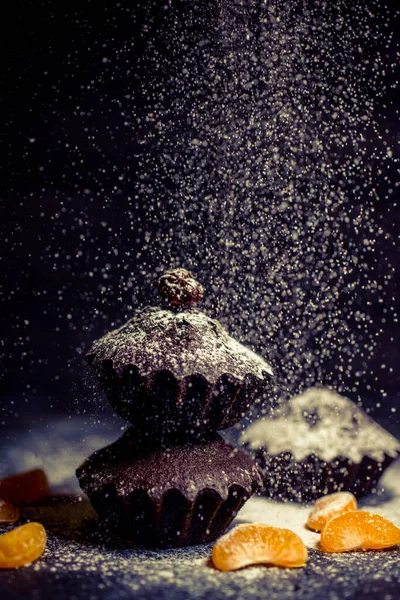 Çikolatalı çörekler üzerine vişne, çikolata ve kakao serpiştirilmiş.