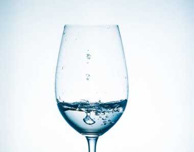 Bardakta temiz su, bardakta bir damla ile enfes bir bahar şeffaf.