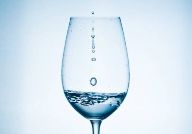 Bardakta temiz su, bardakta bir damla ile enfes bir bahar şeffaf.