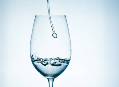 Bardakta temiz su, bardakta bir damla ile enfes bir bahar şeffaf.