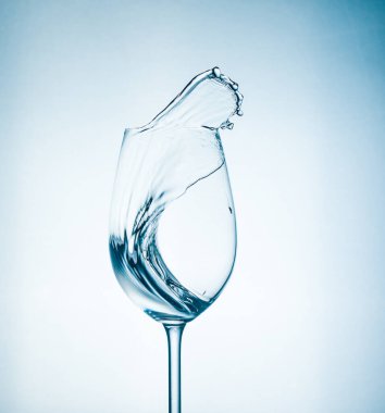 Bardakta temiz su, bardakta bir damla ile enfes bir bahar şeffaf.