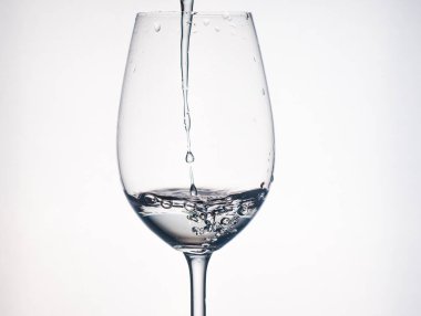 Bardakta temiz su, bardakta bir damla ile enfes bir bahar şeffaf.