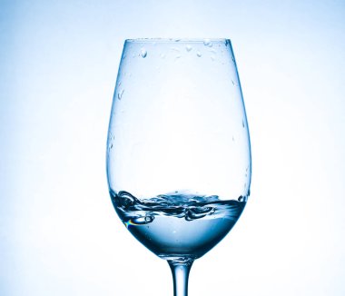 Bardakta temiz su, bardakta bir damla ile enfes bir bahar şeffaf.