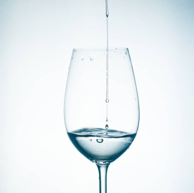 Bardakta temiz su, bardakta bir damla ile enfes bir bahar şeffaf.