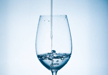 Bardakta temiz su, bardakta bir damla ile enfes bir bahar şeffaf.