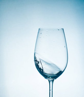 Bardakta temiz su, bardakta bir damla ile enfes bir bahar şeffaf.