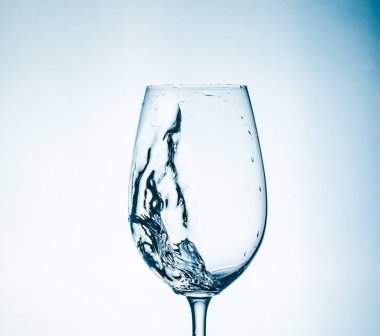 Bardakta temiz su, bardakta bir damla ile enfes bir bahar şeffaf.