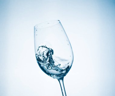 Bardakta temiz su, bardakta bir damla ile enfes bir bahar şeffaf.