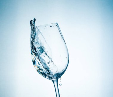 Bardakta temiz su, bardakta bir damla ile enfes bir bahar şeffaf.