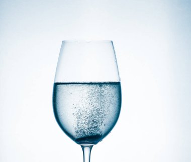 Bardakta temiz su, bardakta bir damla ile enfes bir bahar şeffaf.