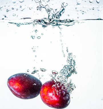 Suda erik, sıçramalı ve ikiye bölünmüş.